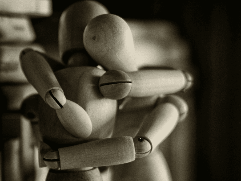 The houten tekenmodel poppetjes knuffelen met elkaar